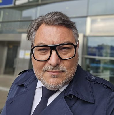 “Κουβέντες μακρινές” με τον Φίλιππο Κοτσαρίδη από τις Βρυξέλλες | 23.06.25