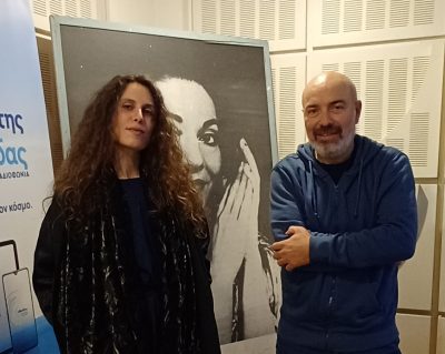 Δάφνη Κριθαρά: Η Ελληνογαλλίδα αυτοδίδακτη συνθέτρια και ερμηνεύτρια που επιστρέφει πάντοτε στην Ελλάδα | 14.11.2025